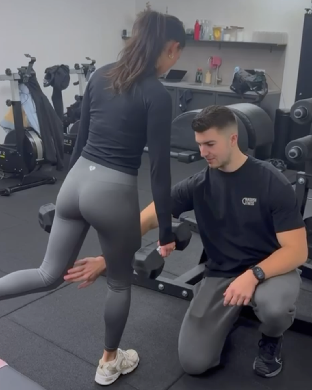 Jack begeleidt een klant tijdens de training